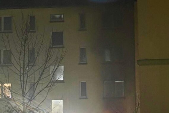 Feuerwehr im Einsatz bei Zimmerbrand in Essener Mehrfamilienhaus, Familie evakuiert.
