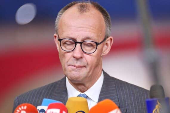 Friedrich Merz im Fokus, kritische Diskussion über Völkerrecht, US-Angriffe und internationale Politik.
