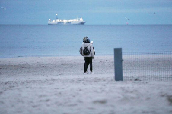 Spaziergänger an der Grenze zwischen Deutschland und Polen, symbolisieren europäische Sicherheit und Zusammenarbeit.