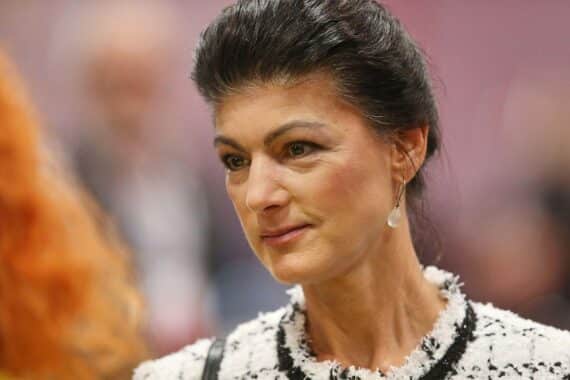 Sahra Wagenknecht fordert Rente ab 60 für körperlich belastete Berufe zur Verbesserung des Fachkräftemangels.