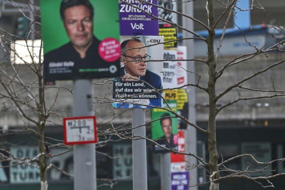 Wahlplakate als zentrale Werbung der Parteien zur Bundestagswahl, sichtbar und erinnerungswürdig für Wähler.