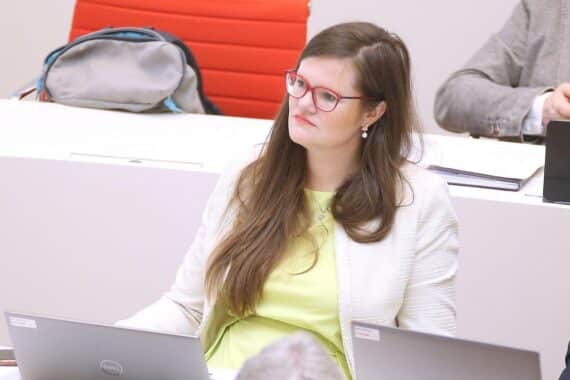 Bild von Jouleen Gruhn, Brandenburger Politik, Abgeordnete im Umbruch, Koalitionsverhandlungen drohen.