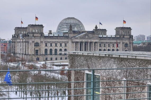 Reichstagsgebäude in Berlin, umgeben von winterlichem Wetter, Graufilter, kühle Temperaturen und Glättegefahr.