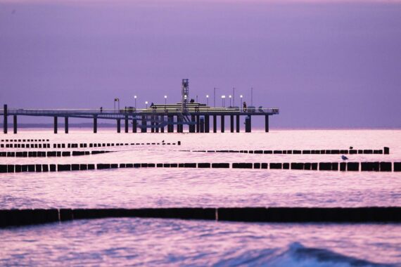 Winterlicher Strand in Mecklenburg-Vorpommern mit Sonne, Frost und vereinzelt wolkigen Abschnitten.