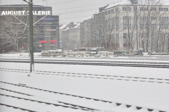 Schneebedeckte Straßen in Hannover, frostige Temperaturen und stark bewölkter Himmel am 26.01.2026.
