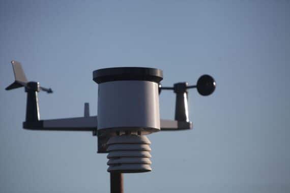 Sonniger Wintertag in Nordrhein-Westfalen mit milden Temperaturen und klarem Himmel.