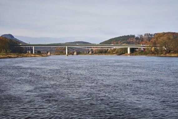 Hochdruckwetter, Sonne, klare Kälte, Elbebrücke Bad Schandau vor frostigem Winterhimmel.