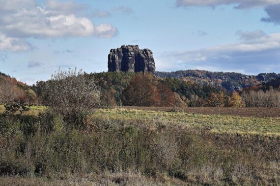 Sonniger Wintertag mit klaren Himmel über den Schrammsteinen, frostige Temperaturen und windige Bögen.