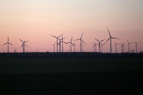 Sonnige Windräder unter klarem Himmel, symbolisieren den Frost und die kühle Jahreszeit in Thüringen.