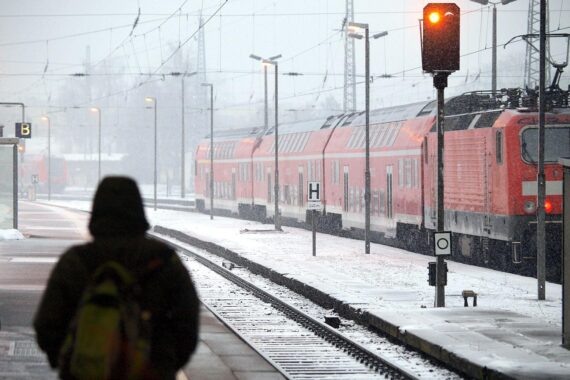 Winterlandschaft mit Schnee und Eis; beeinträchtigter Verkehr, insbesondere Bahn und Straßen.