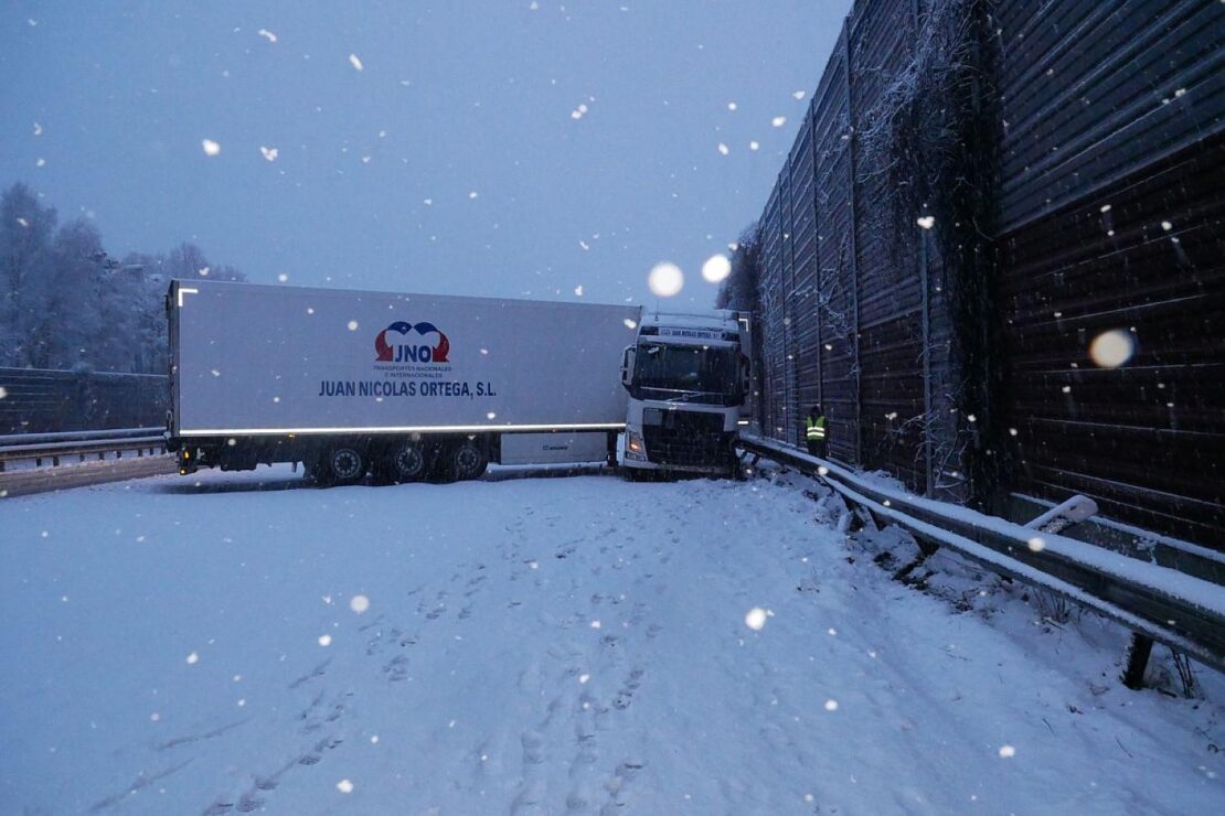 Winterchaos auf der A 1 bei Rotenburg verursacht 38 Unfälle