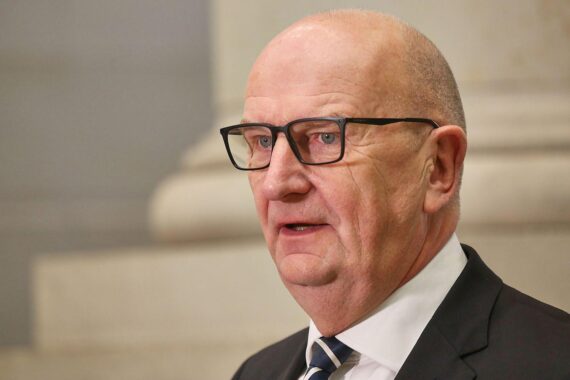 Brandenburgs Ministerpräsident Woidke diskutiert Wasserhaushalt und Umweltschutz mit Partnern vor einem Fluss.