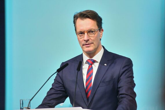 Hendrik Wüst spricht motivierend in Schwimmhalle, kündigt bedeutende Investitionen für NRW an.