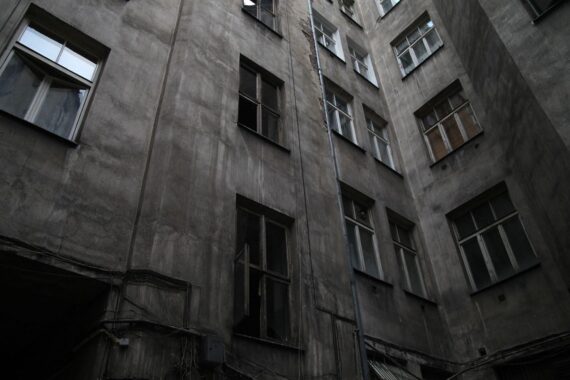 Dunkler Hinterhof symbolisiert Probleme mit Schrottimmobilien und soziale Missstände in NRW.