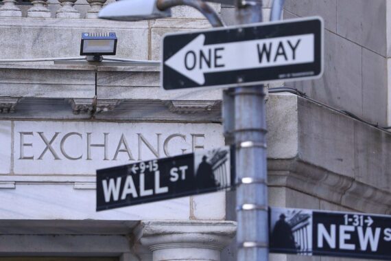 Wall Street mit aufsteigenden Aktienkursen und optimistischen Investoren in der turbulenten Marktsituation.