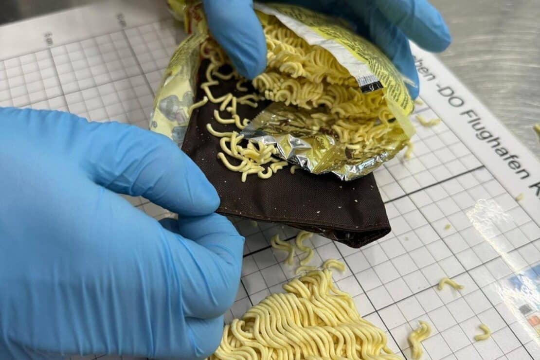 Zoll entdeckt Goldschmuck in Instantnudeln am Münchner Flughafen