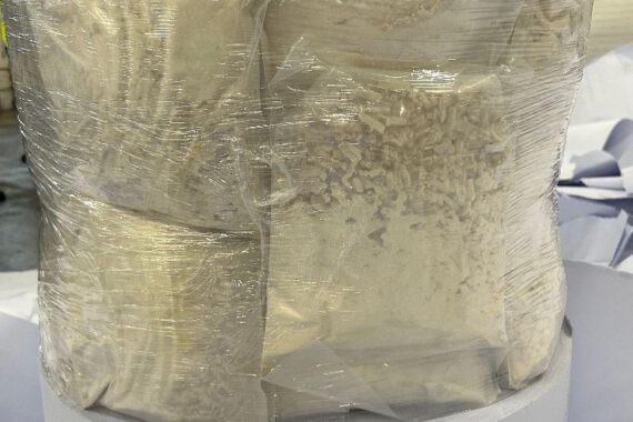 Abgerollte Druckrolle zeigt versteckte Drogenpakete: Zoll beschlagnahmt 400 kg Heroin im Hafen.