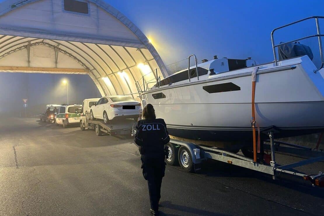 Zoll stellt bei Sigmarszell Segelyacht und Wohnmobil