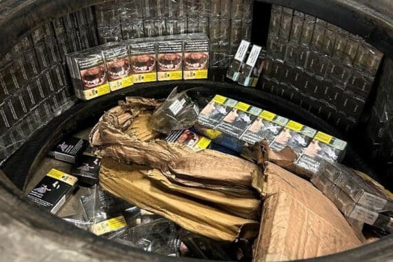 Ein LKW mit Zigaretten versteckt in Reserverädern, Zollkontrolle in Ulm-Dornstadt.