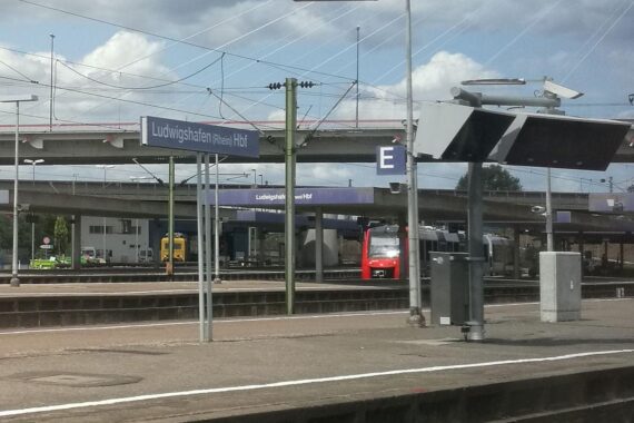 Sperrung der Zufahrt zum Hauptbahnhof Ludwigshafen für ein Jahr wegen Bauarbeiten.