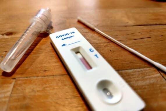 Ein Gerichtsurteil über Betrug bei Corona-Tests in Hannover. Mensch und Testsymbolik.