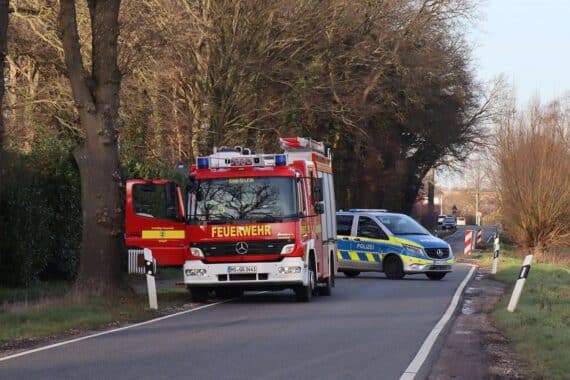 Zwei Motorräder kollidieren, Einsatzkräfte sichern Unfallstelle, zwei Verletzte werden behandelt.