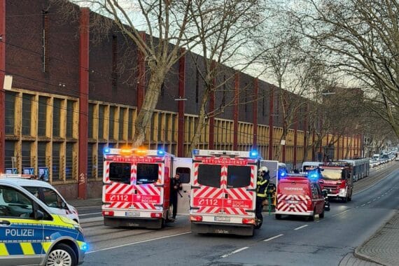 Unfallstelle mit beschädigten Bussen, Rettungskräften und verletzten Personen in Bochum sichtbar.
