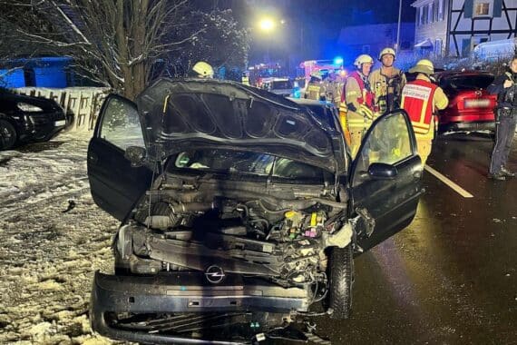 Beschädigter Opel nach Frontalzusammenstoß, Unfallopfer und mögliche Alkohol- und Drogenbeeinflussung.