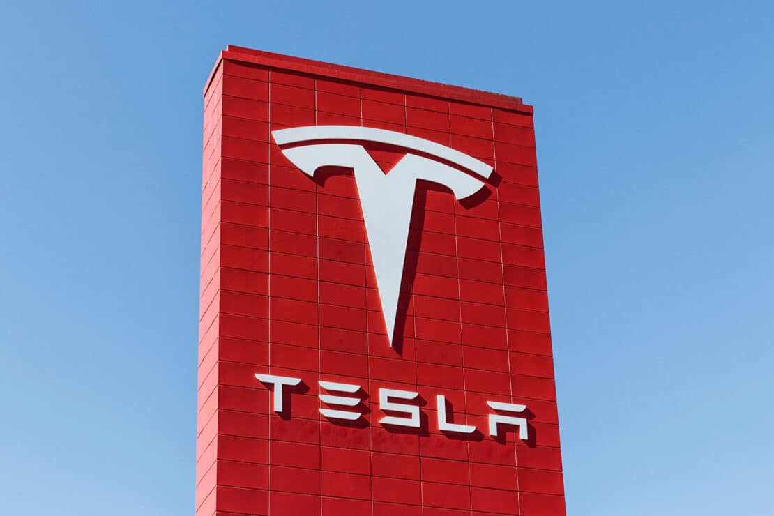 Tesla-Logo auf einer roten Gebäudefassade