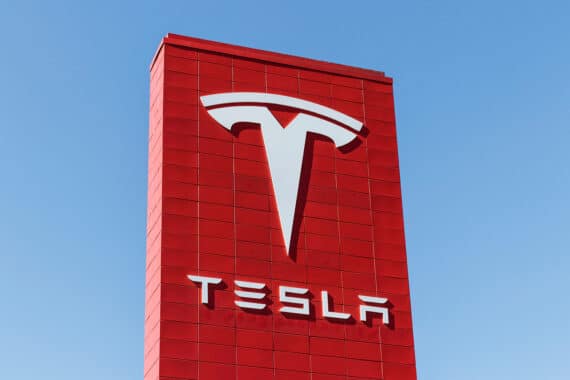 Tesla-Logo auf einer roten Gebäudefassade