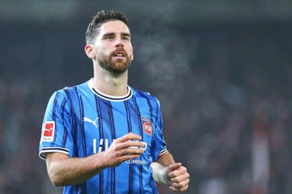 Fußballspiel: Augsburg gewinnt 1:0 gegen Heidenheim, entscheidendes Tor durch Elfmeter in der 80. Minute.