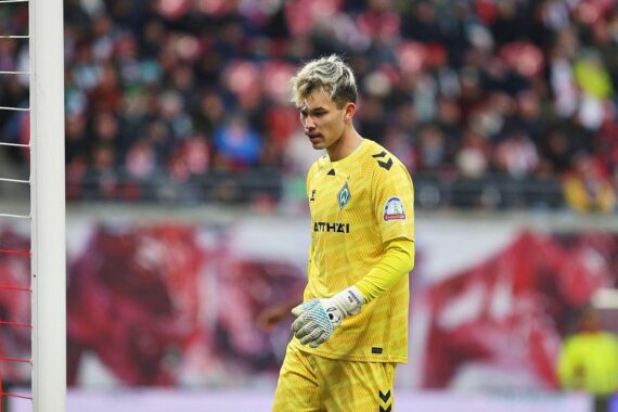Bayernspieler jubeln nach dem 3:0-Sieg gegen Werder Bremen im Weserstadion.