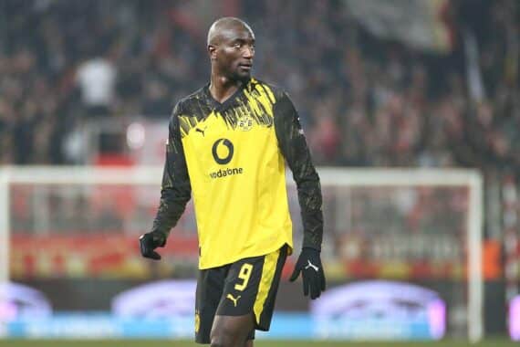 Borussia Dortmund jubelt über wichtigen 2:1-Sieg gegen Wolfsburg, Spannung und Emotionen auf dem Platz.