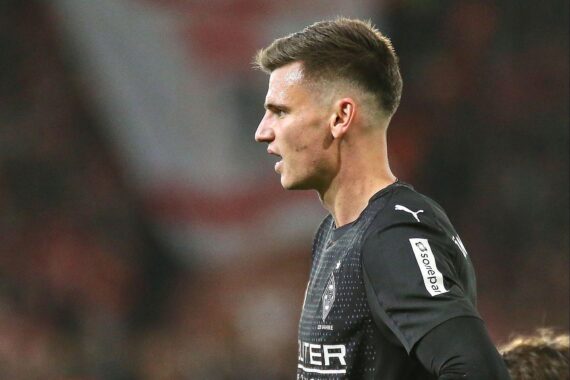 Fußballspiel zwischen Mönchengladbach und Leverkusen, 1:1, mit intensiven Zweikämpfen und Torchancen.