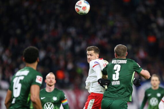 Intensives Fußballspiel zwischen RB Leipzig und VfL Wolfsburg endet 2:2 Unentschieden.