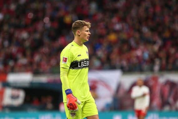 VfB Stuttgart feiert Sieg gegen Köln, Emotionalität, Tore von Demirovic und Undav, Fussballatmosphäre.