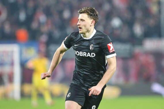 VfB Stuttgart jubelt über späten Sieg gegen SC Freiburg, Ermedin Demirovic feiert sein Tor.