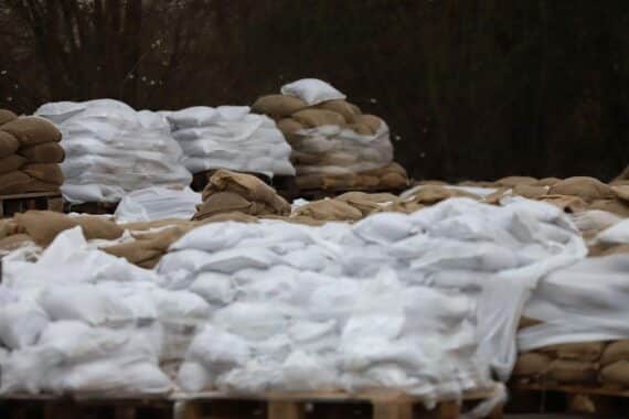 Sandsäcke am Ufer zur Hochwassersicherung bei drohendem Hochwasser in Koblenz.