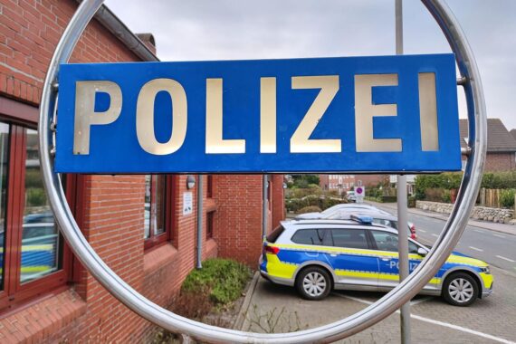 Polizeidienststelle in Meschede, Ort des Geschehens, mit Hinweisen auf ermittelnde Beamte.