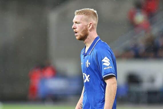 Darmstadt jubelt nach 4:0-Sieg gegen Kaiserslautern; neue Tabellenführung in der Zweiten Liga.