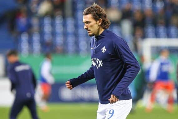 Fußballspiel: Darmstadt feiert 2:1-Sieg über Düsseldorf, Hornby und Maglica treffen entscheidend.