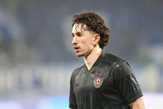 Fussballspiel: Dynamo Dresden gegen Arminia Bielefeld, 1:1 Unentschieden, Spannung und Emotionen.