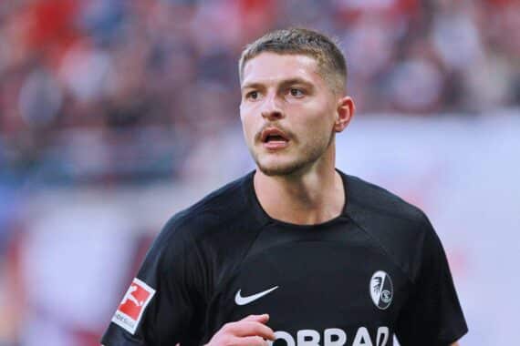 Zwei Bundesliga-Teams feiern Siege, Spieler feiern Tore in der spannenden Fußballatmosphäre.