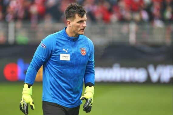 Fußballspiel zwischen Greuther Fürth und Schalke 04, unentschieden 1:1, spannende Szenen.