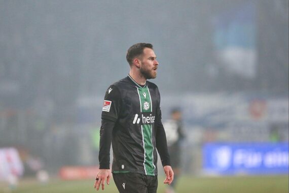 Hannover 96 feiert Sieg gegen Holstein Kiel mit 3:1 im Stadion. Emotionale Spieleraction!