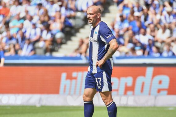 Fußballer jubeln nach einem Tor während spannender 2. Bundesliga-Spiele.