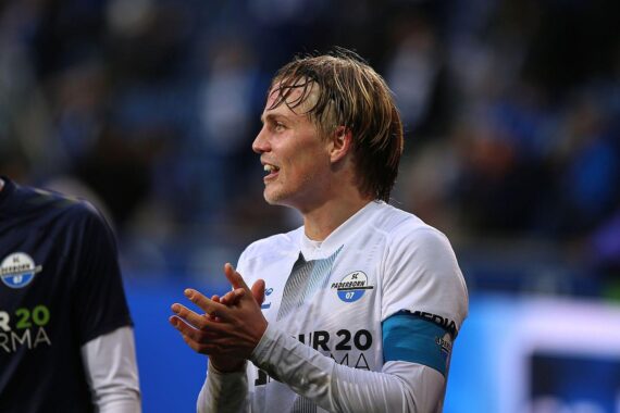 Paderborns Spieler jubeln über den 5:2-Sieg gegen Hertha BSC im Stadion.