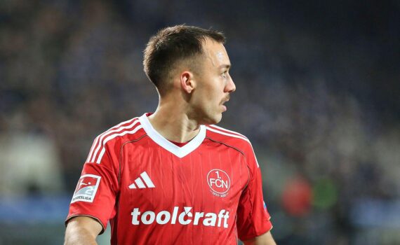 Julian Justvan feiert seine Tore im Spiel 1. FC Nürnberg gegen Karlsruher SC.