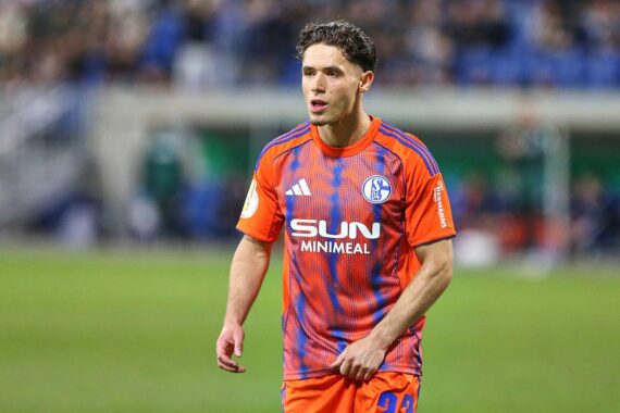 Schalke-Spieler feiern den 2:1-Sieg gegen Kiel, jubelnd auf dem Spielfeld.