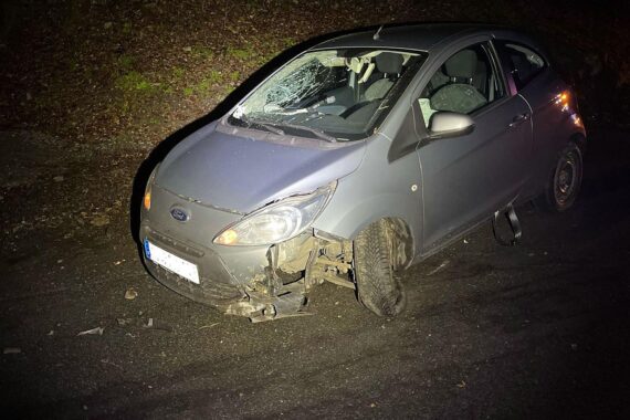 Autounfall mit leicht verletzter Fahrerin, Ford gegen Felsböschung in Reichshof. Polizei informiert.